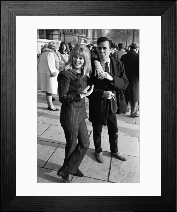 Framed Print : Julie Christie and Dirk Bogarde on location outside the Victoria Framed Print : Julie Christie and Dirk Bogarde on location outside the Victoria