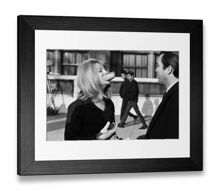 Framed Print : Julie Christie on location outside the Victoria and Albert Museum in South Kensington Framed Print : Julie Christie on location outside the Victoria and Albert Museum in South Kensington