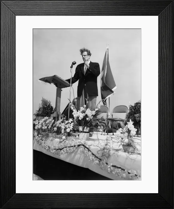 Framed Print : American evangelist Billy Graham visits Burtonwood in Lancashire to give a speech during