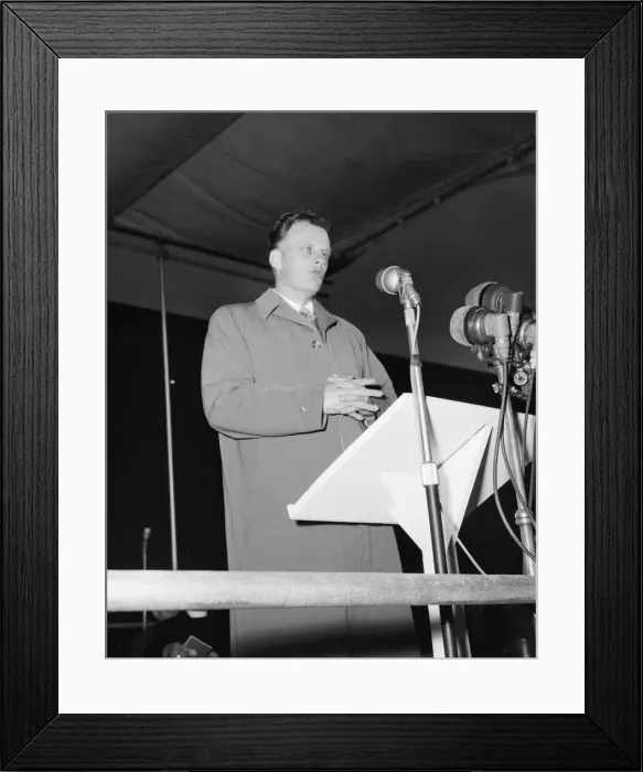 Framed Print : American evangelist Billy Graham addressing the huge crowd at Wembley during his visit to Framed Print : American evangelist Billy Graham addressing the huge crowd at Wembley during his visit to