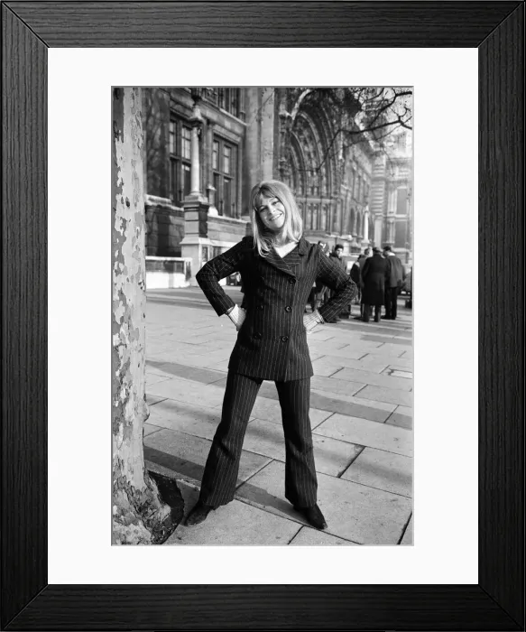 Framed Print : Julie Christie on location outside the Victoria and Albert Museum in South Kensington