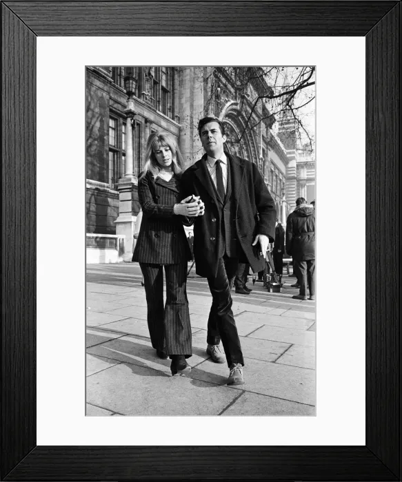 Framed Print : Julie Christie and Dirk Bogarde on location outside the Victoria Framed Print : Julie Christie and Dirk Bogarde on location outside the Victoria
