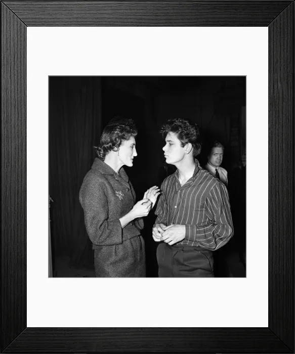 Framed Print : Singer Cliff Richard and Lady Jellicoe, pictured backstage at the Hackney Empire Framed Print : Singer Cliff Richard and Lady Jellicoe, pictured backstage at the Hackney Empire
