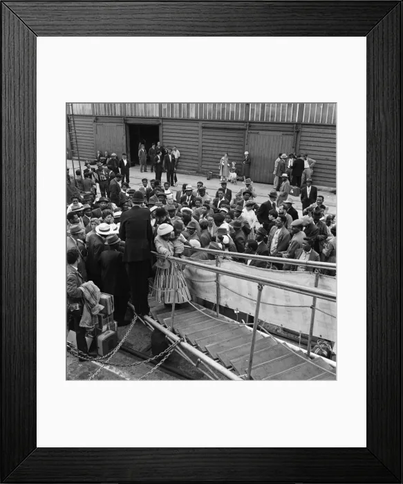 Framed Print : West Indian immigrants going back home. 11th August 1958 Framed Print : West Indian immigrants going back home. 11th August 1958
