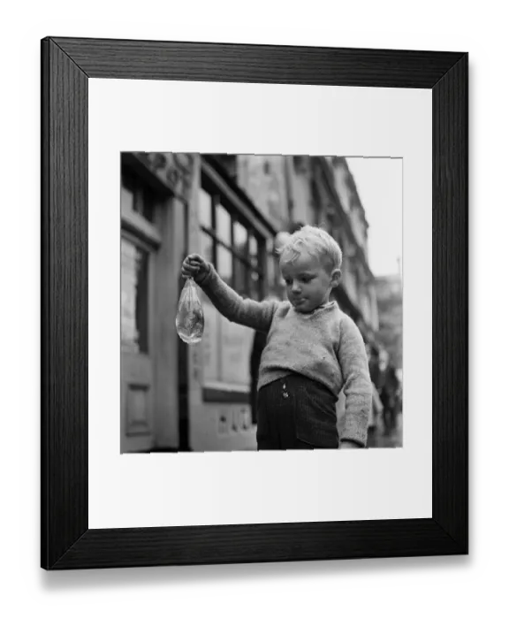 Framed Print : Three year old Andrew Anderson, who settled for a goldfish at the oldest pet shop in