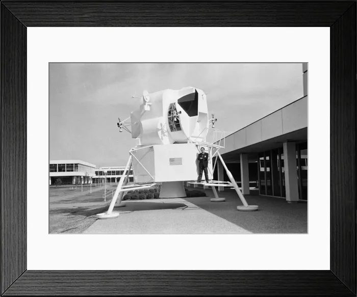 Framed Print : Ronnie Bedford, Science editor for the Daily Mirror, pictured standing on a life size