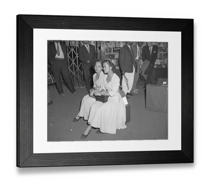 Framed Print : Jamaican emigrants arrive at Waterloo Station 22nd September 1954 A train load of Framed Print : Jamaican emigrants arrive at Waterloo Station 22nd September 1954 A train load of