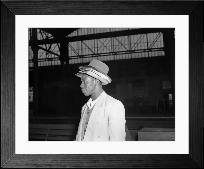 Framed Print : Jamaican emigrants arriving at Waterloo Station 22nd September 1954 A train load of Framed Print : Jamaican emigrants arriving at Waterloo Station 22nd September 1954 A train load of