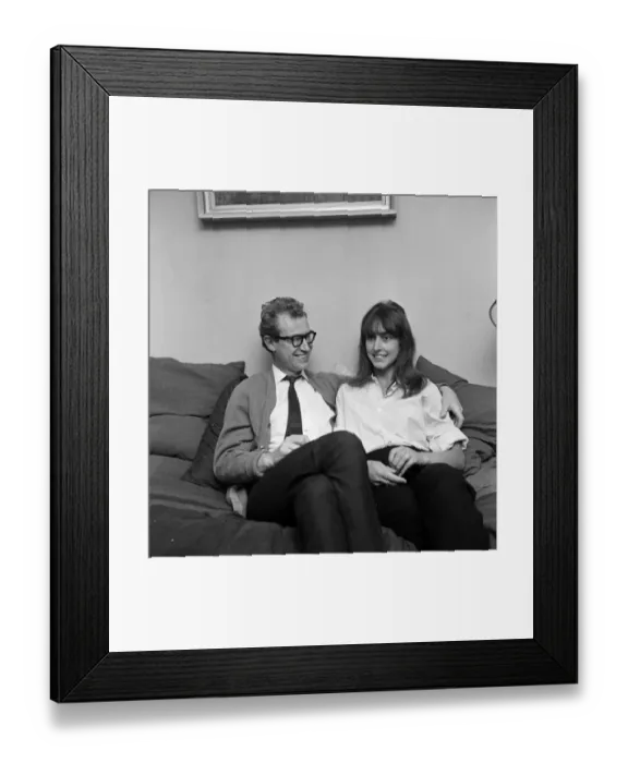Framed Print : Bamber Gascoigne, TV personality and his wife Christina at home on Notting Hill, London Framed Print : Bamber Gascoigne, TV personality and his wife Christina at home on Notting Hill, London