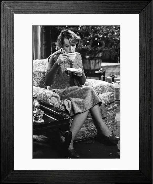 Framed Print : Penelope Keith an Peter Bowles filming the Christmas episode of