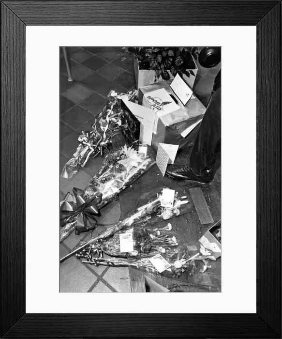 Framed Print : Statue of Bob Geldof at Cavern Walks, Liverpool. Circa 1986 Framed Print : Statue of Bob Geldof at Cavern Walks, Liverpool. Circa 1986