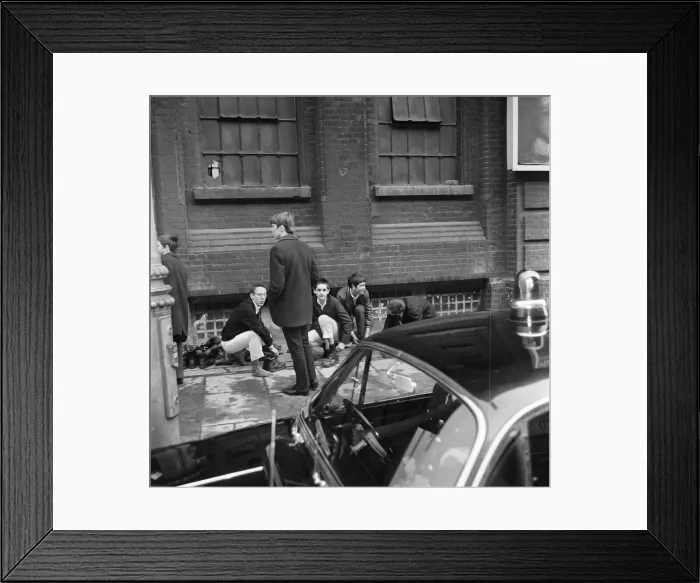 Framed Print : Skinheads clash in Farringdon Road, London. Twenty to thirty youths were chased Framed Print : Skinheads clash in Farringdon Road, London. Twenty to thirty youths were chased