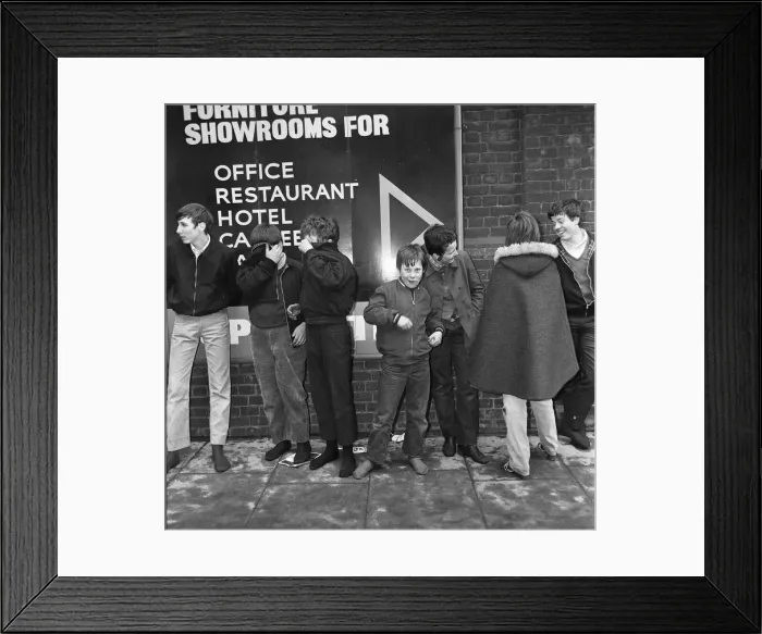 Framed Print : Skinheads clash in Farringdon Road, London. Twenty to thirty youths were chased Framed Print : Skinheads clash in Farringdon Road, London. Twenty to thirty youths were chased