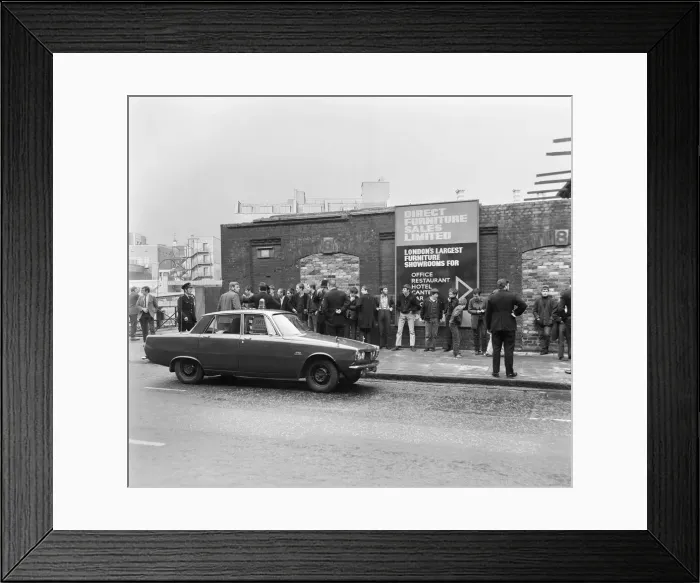 Framed Print : Skinheads clash in Farringdon Road, London. Twenty to thirty youths were chased Framed Print : Skinheads clash in Farringdon Road, London. Twenty to thirty youths were chased