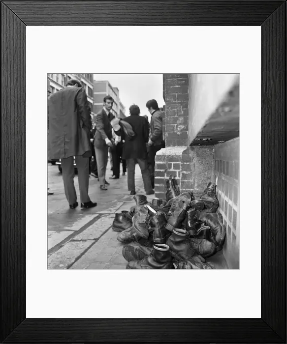 Framed Print : Skinheads clash in Farringdon Road, London. Twenty to thirty youths were chased Framed Print : Skinheads clash in Farringdon Road, London. Twenty to thirty youths were chased