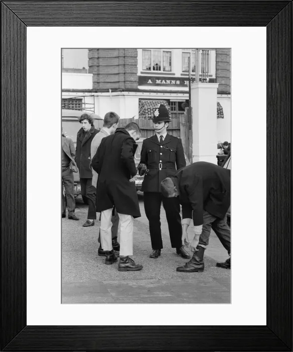 Framed Print : Police at Southend stopped any possible trouble makers, making them remove bootlaces Framed Print : Police at Southend stopped any possible trouble makers, making them remove bootlaces
