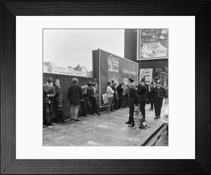 Framed Print : Skinheads clash in Farringdon Road, London. Twenty to thirty youths were chased