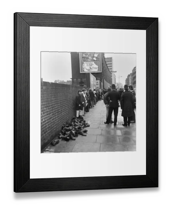 Framed Print : Skinheads clash in Farringdon Road, London. Twenty to thirty youths were chased Framed Print : Skinheads clash in Farringdon Road, London. Twenty to thirty youths were chased