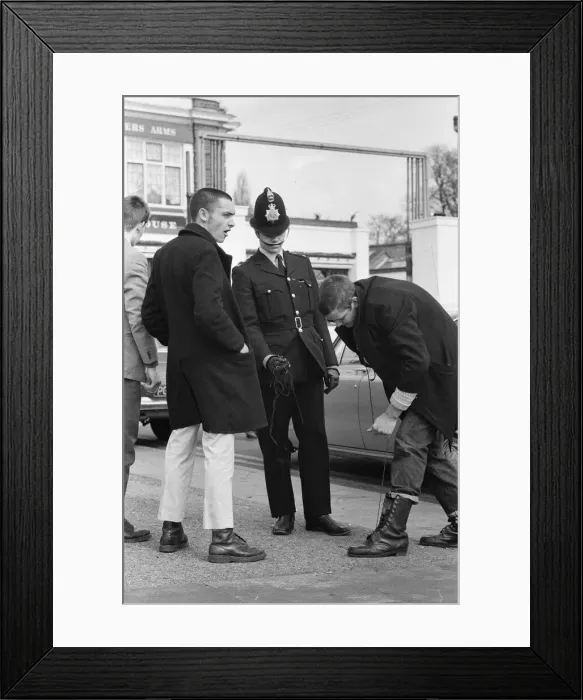 Framed Print : Police at Southend stopped any possible trouble makers, making them remove bootlaces Framed Print : Police at Southend stopped any possible trouble makers, making them remove bootlaces