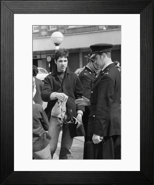 Framed Print : Police at Southend stopped any possible trouble makers, making them remove bootlaces Framed Print : Police at Southend stopped any possible trouble makers, making them remove bootlaces