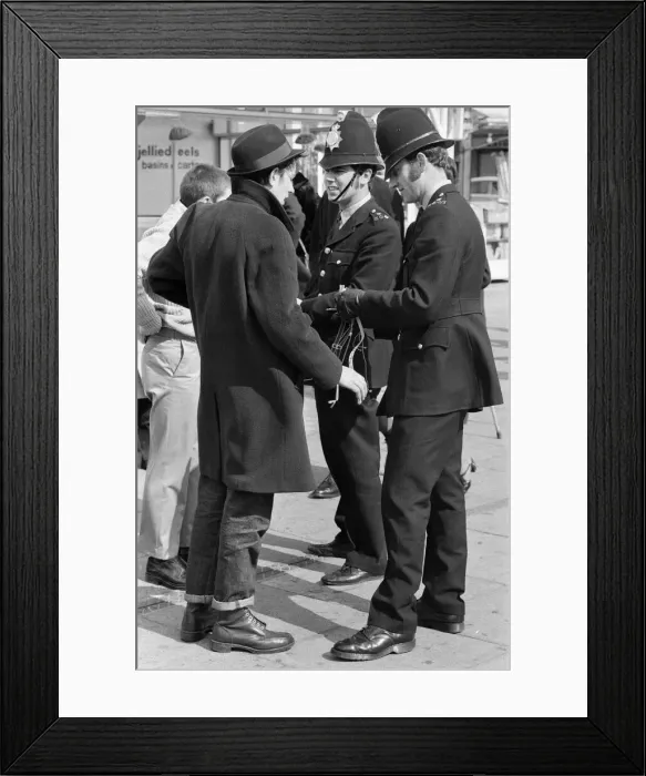 Framed Print : Police at Southend stopped any possible trouble makers, making them remove bootlaces Framed Print : Police at Southend stopped any possible trouble makers, making them remove bootlaces