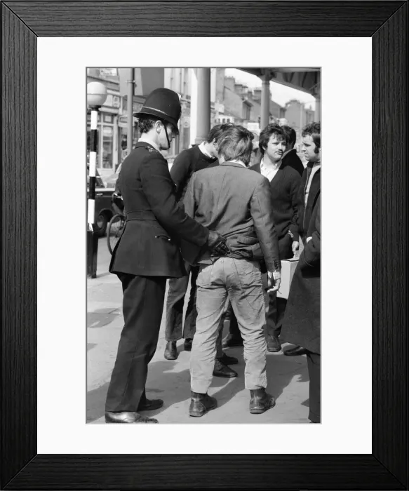 Framed Print : Police at Southend stopped any possible trouble makers, making them remove bootlaces Framed Print : Police at Southend stopped any possible trouble makers, making them remove bootlaces