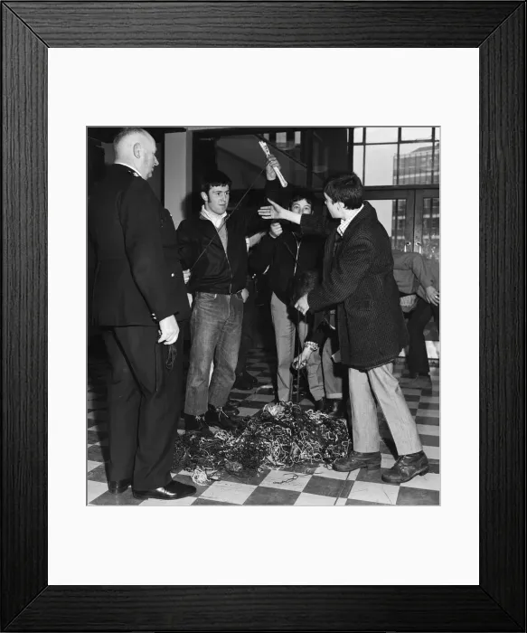 Framed Print : Police at Southend stopped any possible trouble makers, making them remove bootlaces Framed Print : Police at Southend stopped any possible trouble makers, making them remove bootlaces