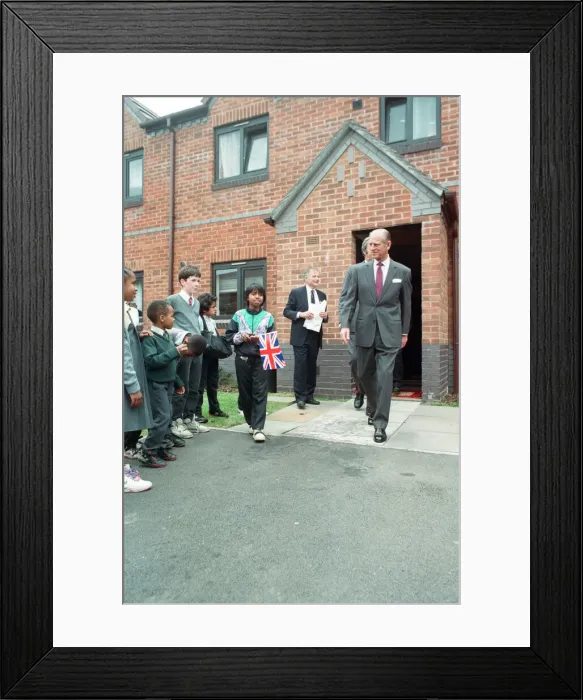 Framed Print : Prince Philip, Duke of Edinburgh tours the Century Drive housing development off Albert Framed Print : Prince Philip, Duke of Edinburgh tours the Century Drive housing development off Albert