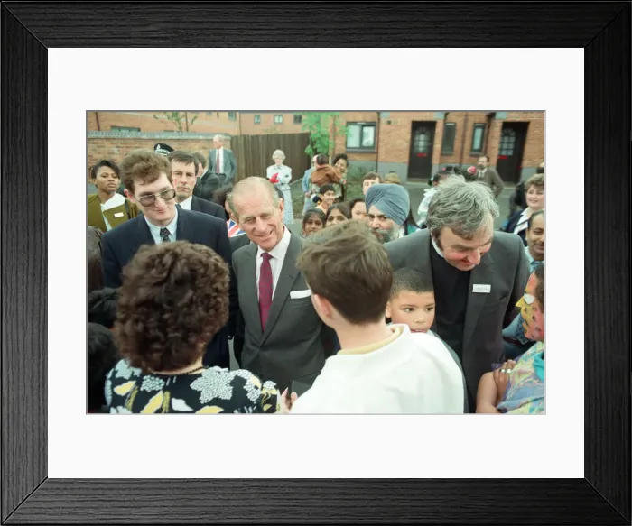 Framed Print : Prince Philip, Duke of Edinburgh tours the Century Drive housing development off Albert Framed Print : Prince Philip, Duke of Edinburgh tours the Century Drive housing development off Albert