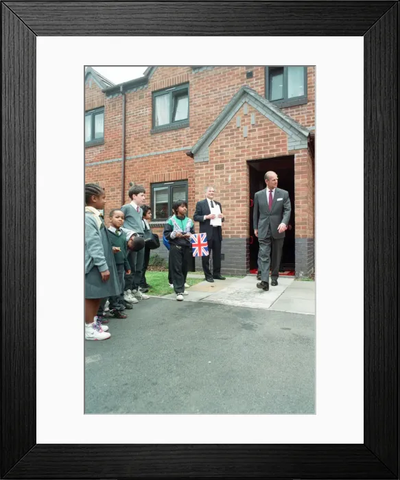 Framed Print : Prince Philip, Duke of Edinburgh tours the Century Drive housing development off Albert Framed Print : Prince Philip, Duke of Edinburgh tours the Century Drive housing development off Albert