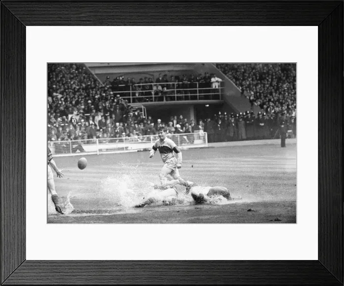 Framed Print : Leeds 11-10 Wakefield Trinity, Rugby League Challenge Cup Final match at Wembley Stadium Framed Print : Leeds 11-10 Wakefield Trinity, Rugby League Challenge Cup Final match at Wembley Stadium