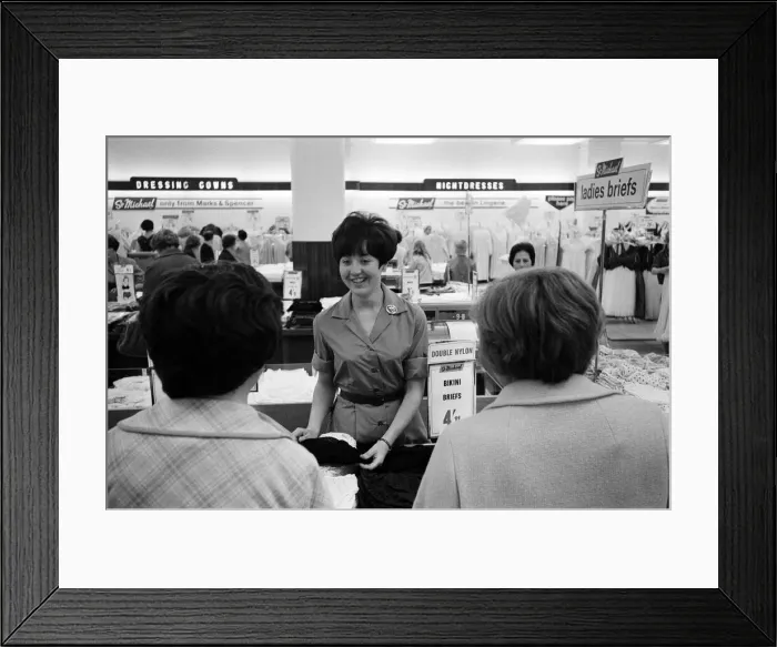 Framed Print : 21-year-old Lesley Chapman from Penge seen working behind the counter of the Oxford Framed Print : 21-year-old Lesley Chapman from Penge seen working behind the counter of the Oxford