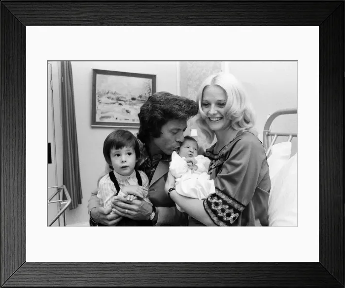 Framed Print : Lionel Blair with his wife Susan at the Avenue Clinic, Hampstead, with their children Framed Print : Lionel Blair with his wife Susan at the Avenue Clinic, Hampstead, with their children
