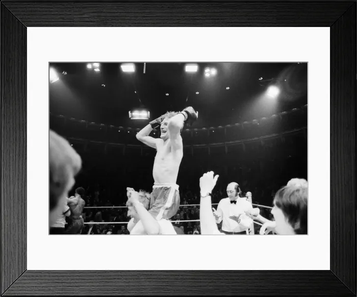 Framed Print : Colin Jones v Kirkland Laing for the British Welterweight Title Framed Print : Colin Jones v Kirkland Laing for the British Welterweight Title