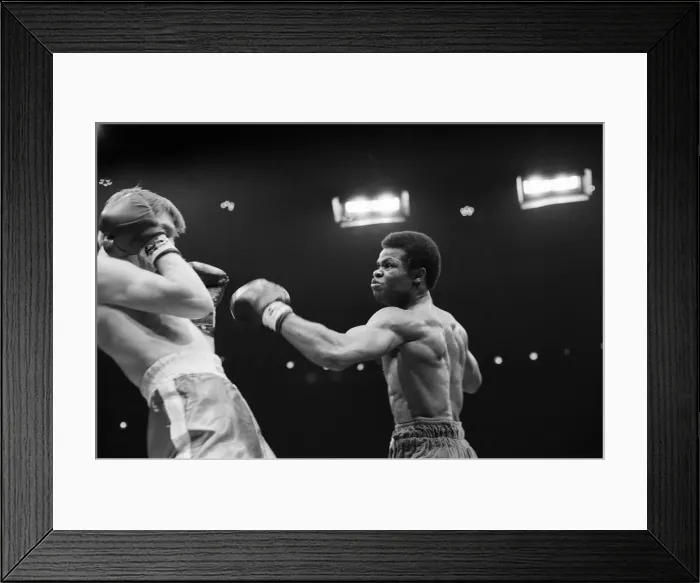 Framed Print : Colin Jones v Kirkland Laing for the British Welterweight Title