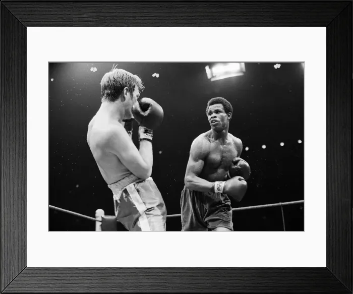 Framed Print : Colin Jones v Kirkland Laing for the British Welterweight Title Framed Print : Colin Jones v Kirkland Laing for the British Welterweight Title