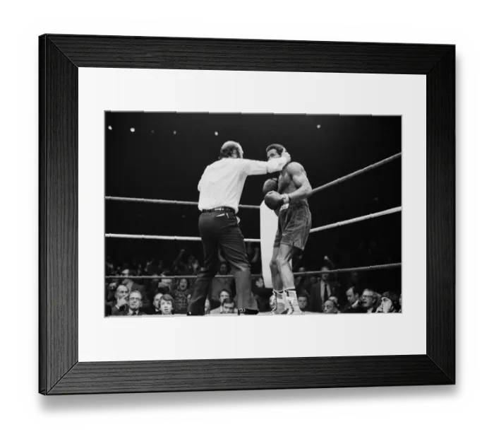 Framed Print : Colin Jones v Kirkland Laing for the British Welterweight Title
