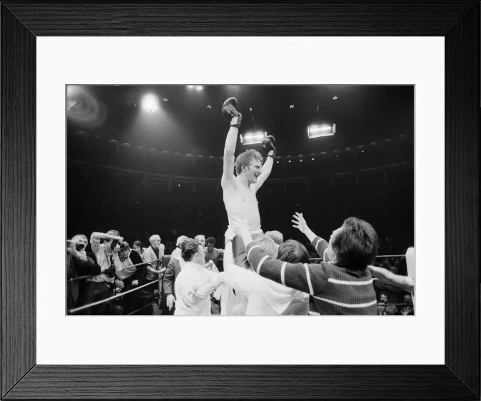 Framed Print : Colin Jones v Kirkland Laing for the British Welterweight Title Framed Print : Colin Jones v Kirkland Laing for the British Welterweight Title
