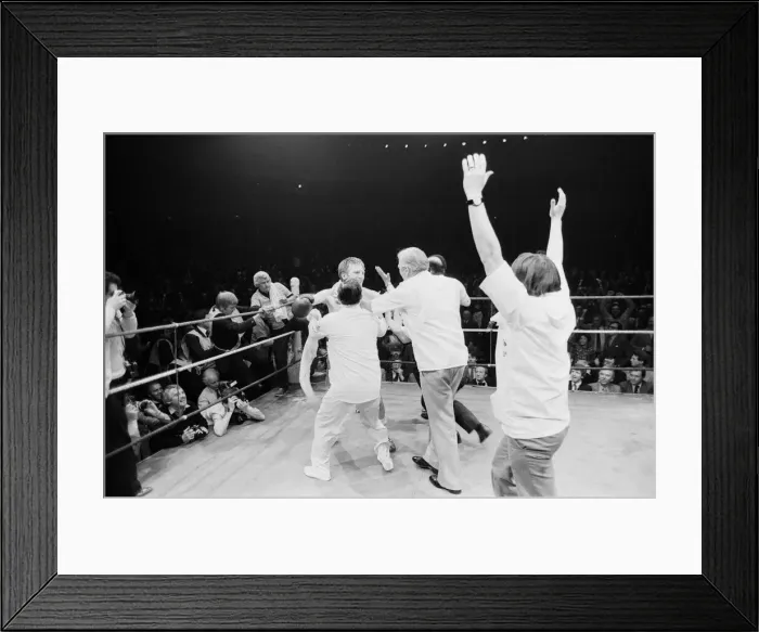 Framed Print : Colin Jones v Kirkland Laing for the British Welterweight Title