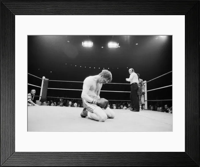 Framed Print : Colin Jones v Kirkland Laing for the British Welterweight Title Framed Print : Colin Jones v Kirkland Laing for the British Welterweight Title