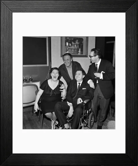 Framed Print : Peggy Mount and Sid James with the scriptwriter of the new TV series Framed Print : Peggy Mount and Sid James with the scriptwriter of the new TV series