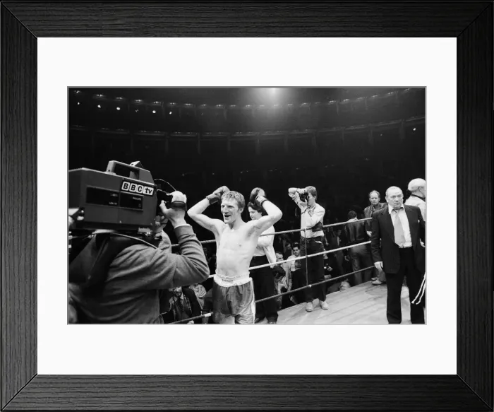 Framed Print : Colin Jones v Kirkland Laing for the British Welterweight Title Framed Print : Colin Jones v Kirkland Laing for the British Welterweight Title