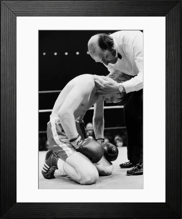 Framed Print : Colin Jones v Kirkland Laing for the British Welterweight Title