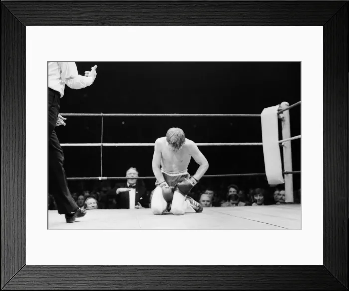 Framed Print : Colin Jones v Kirkland Laing for the British Welterweight Title Framed Print : Colin Jones v Kirkland Laing for the British Welterweight Title