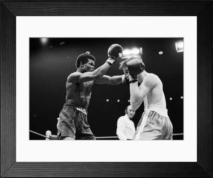 Framed Print : Colin Jones v Kirkland Laing for the British Welterweight Title