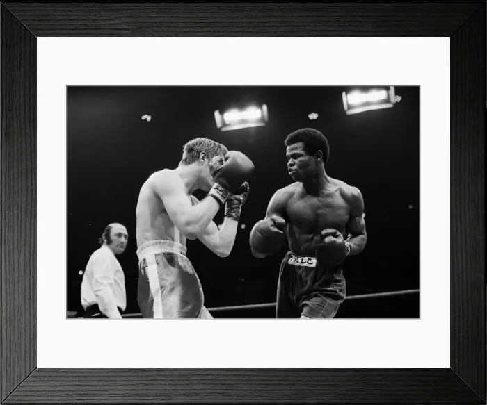 Framed Print : Colin Jones v Kirkland Laing for the British Welterweight Title Framed Print : Colin Jones v Kirkland Laing for the British Welterweight Title