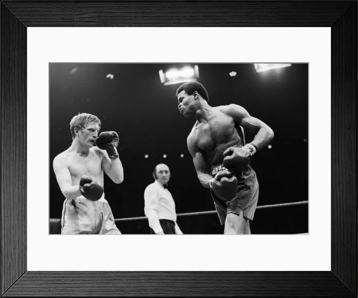 Framed Print : Colin Jones v Kirkland Laing for the British Welterweight Title Framed Print : Colin Jones v Kirkland Laing for the British Welterweight Title