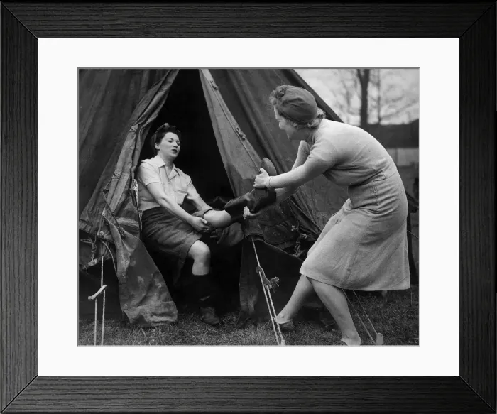 Framed Print : Lending a hand on the land. Scene at Blunham Bedfordshire Framed Print : Lending a hand on the land. Scene at Blunham Bedfordshire