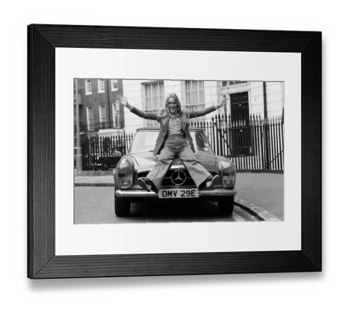 Framed Print : Model and actress Twiggy in London with her Mercedes sports car. 2nd June 1976 Framed Print : Model and actress Twiggy in London with her Mercedes sports car. 2nd June 1976