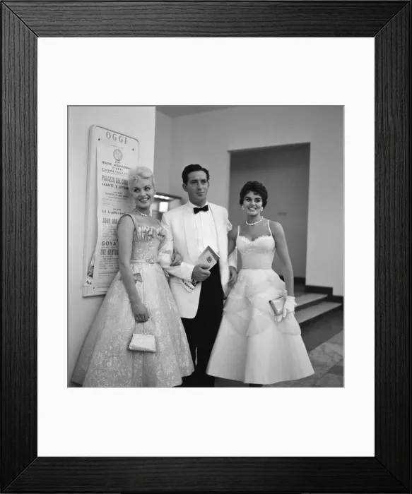 Framed Print : Venice Film Festival 1955, British actors (l-r) Belinda Lee Framed Print : Venice Film Festival 1955, British actors (l-r) Belinda Lee